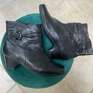 Clarks Leyden Crest Booties, Size 9 WW (Extra wide)